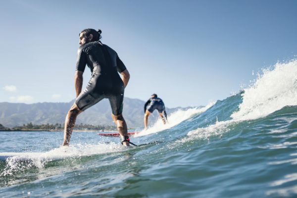 Comment bien choisir sa combinaison de surf ?